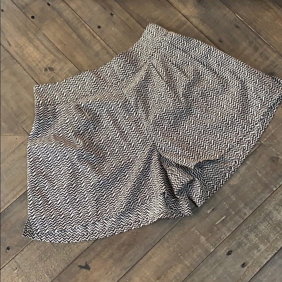 AEO 🦅 Chevron Printed High Rise Shorts - Picture 2 of 7